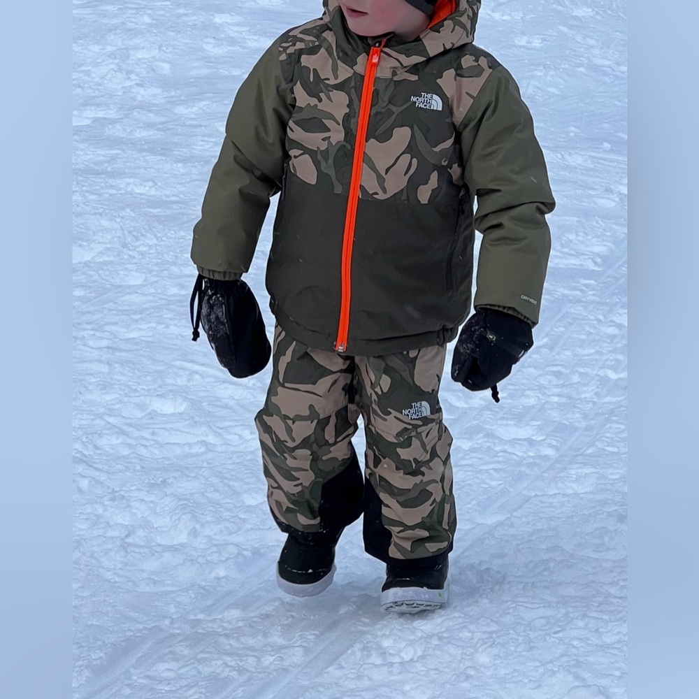The North Face Snowquest Camo Snowsuit & Ski Suit - Jacket & Snow Bibs